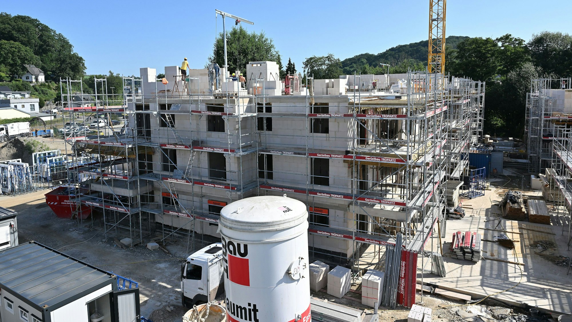 Am Neubauprojekt Am Aggerpark arbeiten Bauarbeiter.