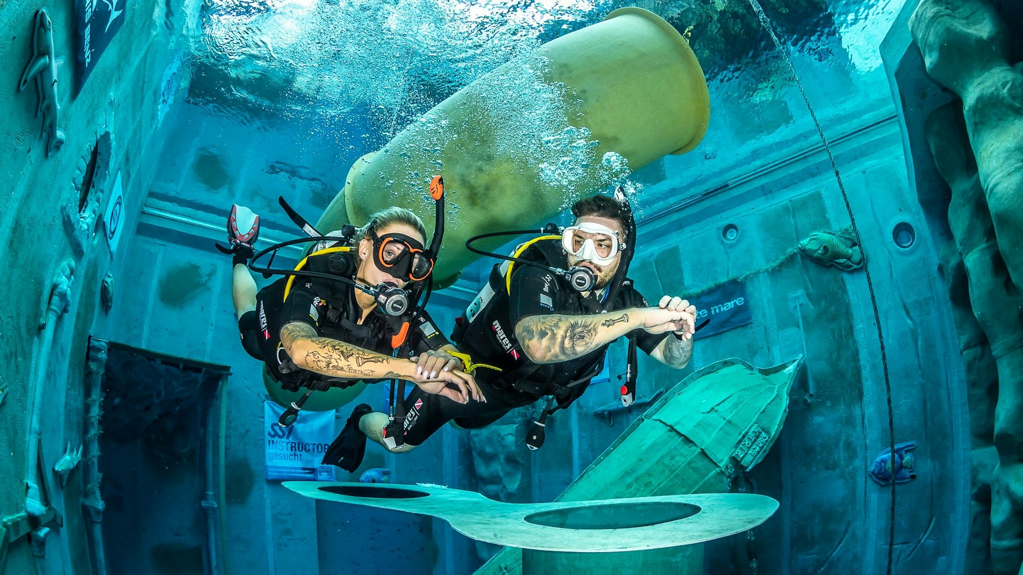 Das Tauchbecken bietet mit seinen Einbauten ein spannendes Erlebnis für Anfänger und erfahrene Taucher.