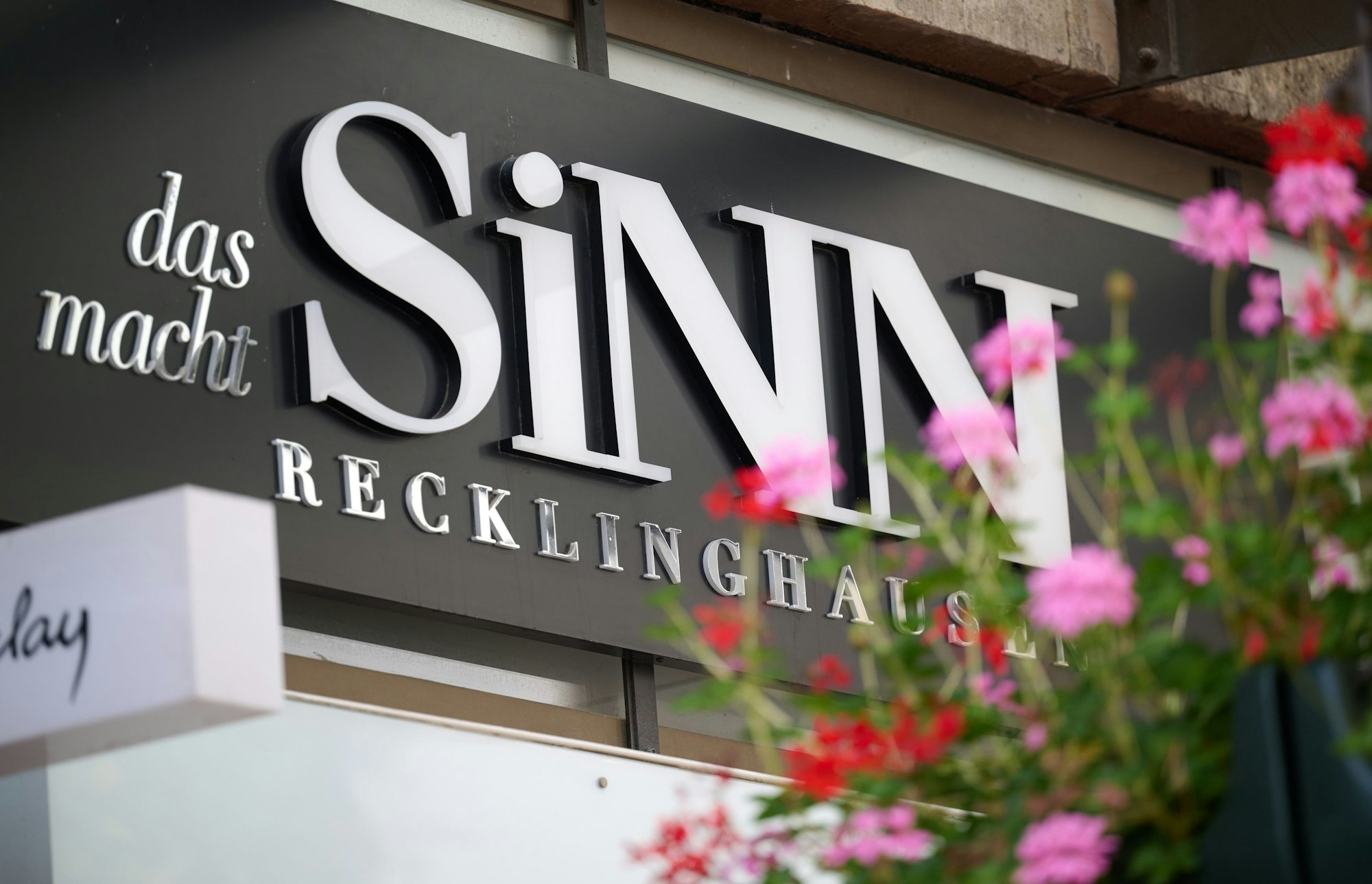 Hagen: ·Das macht Sinn· ist über der Eingangstür einer Filiale der Modekette Sinn zu lesen. Das Modeunternehmen mit seinen deutschlandweit 41 Warenhäusern hat einen Insolvenzantrag gestellt.