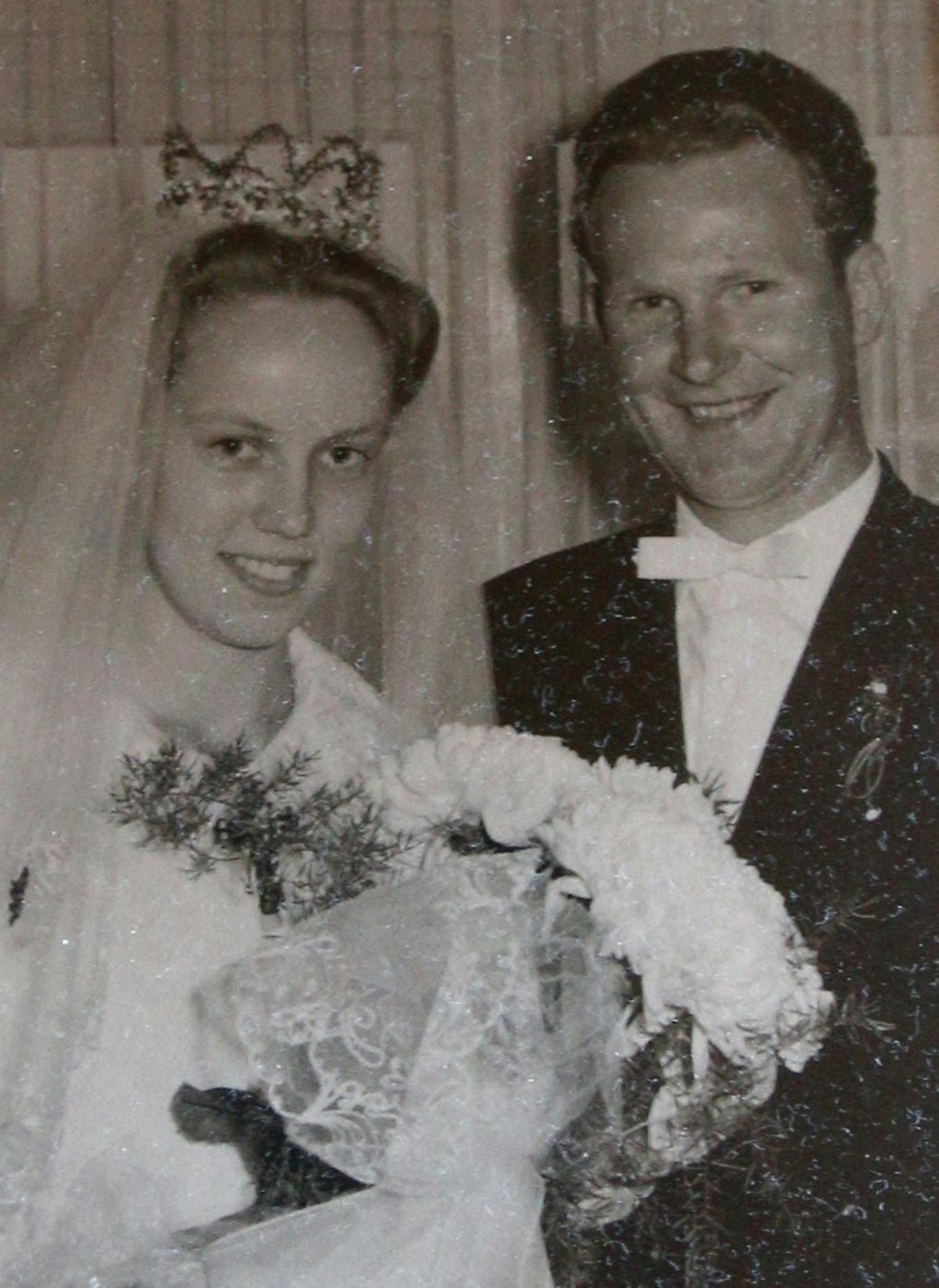 Das Bild zeigt das Paar bei ihrer Hochzeit. Es ist ein schwarz-weiß Foto. Käthe hat eine kleine Krone auf und trägt ein Hochzeitskleid, sie hält Blumen. Fritz Jaeger trägt einen Anzug mit weißer Fliege.