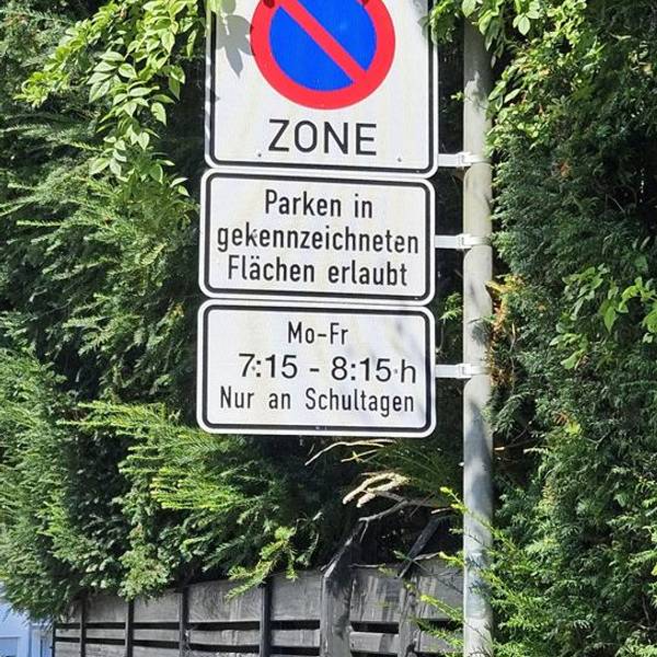 Verkehrsschild eingeschränktes Halteverbot mit Zusatzschild