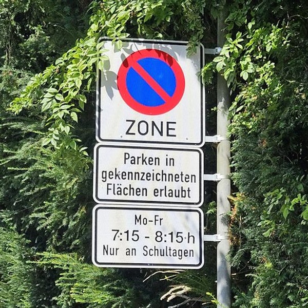 Verkehrsschild eingeschränktes Halteverbot mit Zusatzschild