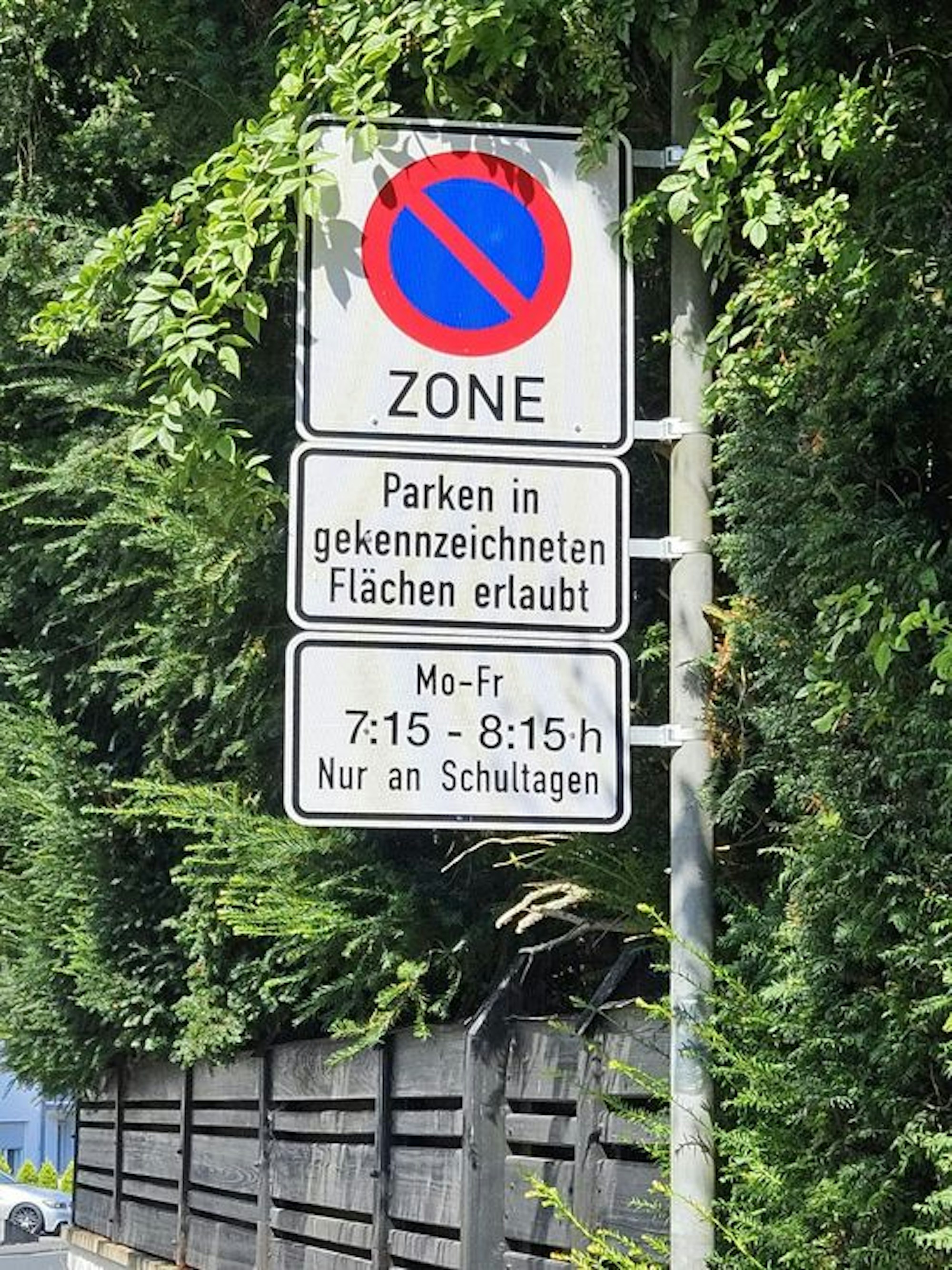 Ein Halteverbotsschild mit Zeitangabe