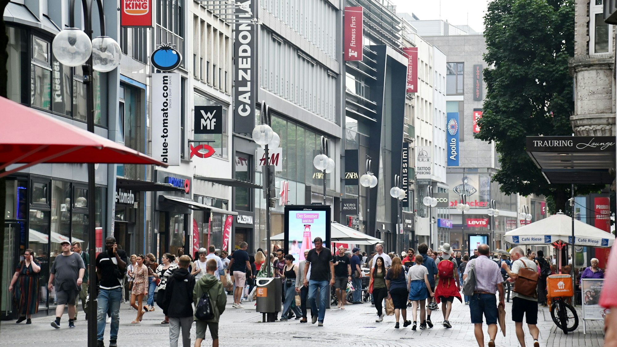 Blick in die Kölner Einkaufsstraße Schildergasse.