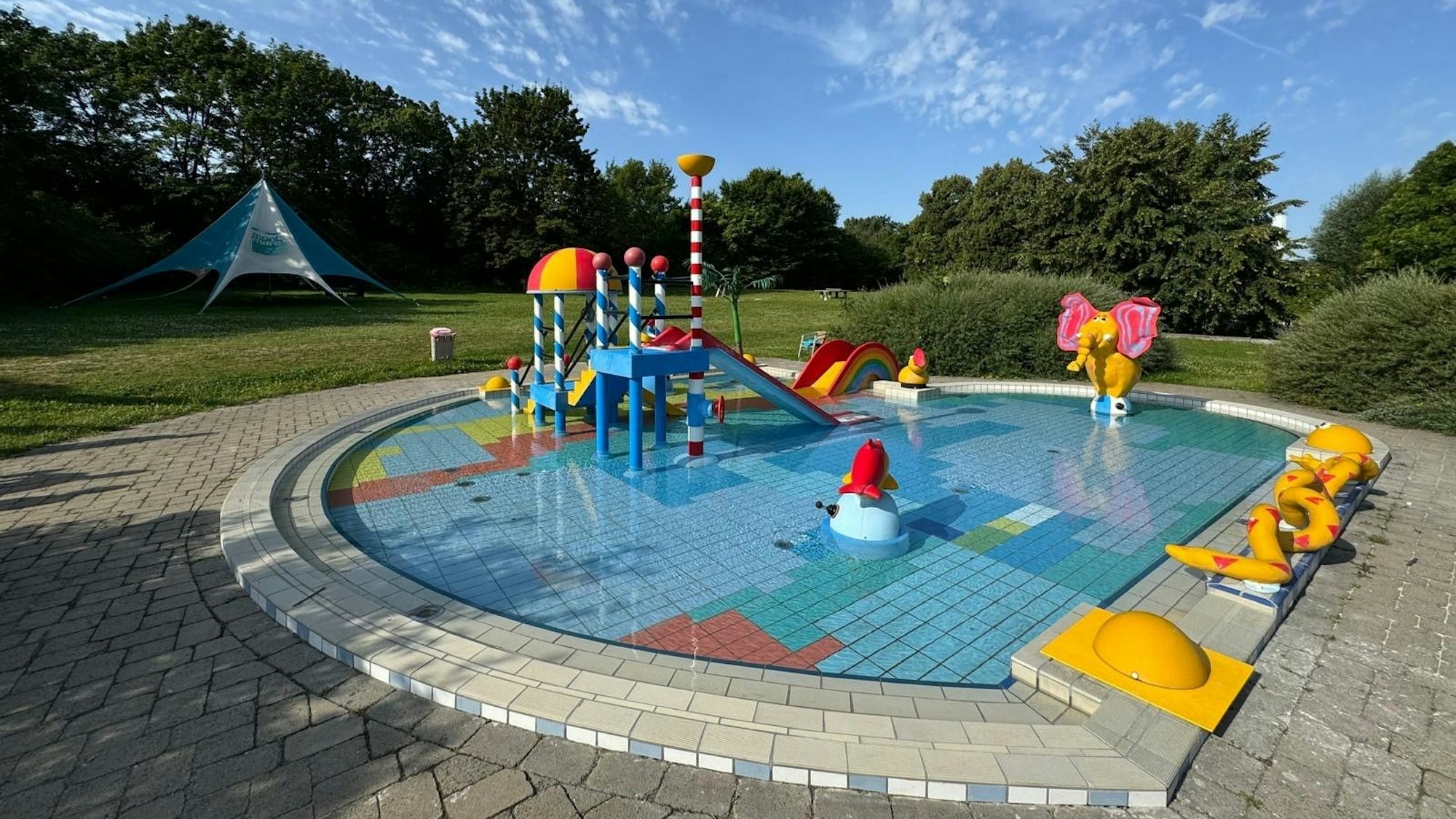 Im Kleinkinderbecken ist buntes Spielzeug.