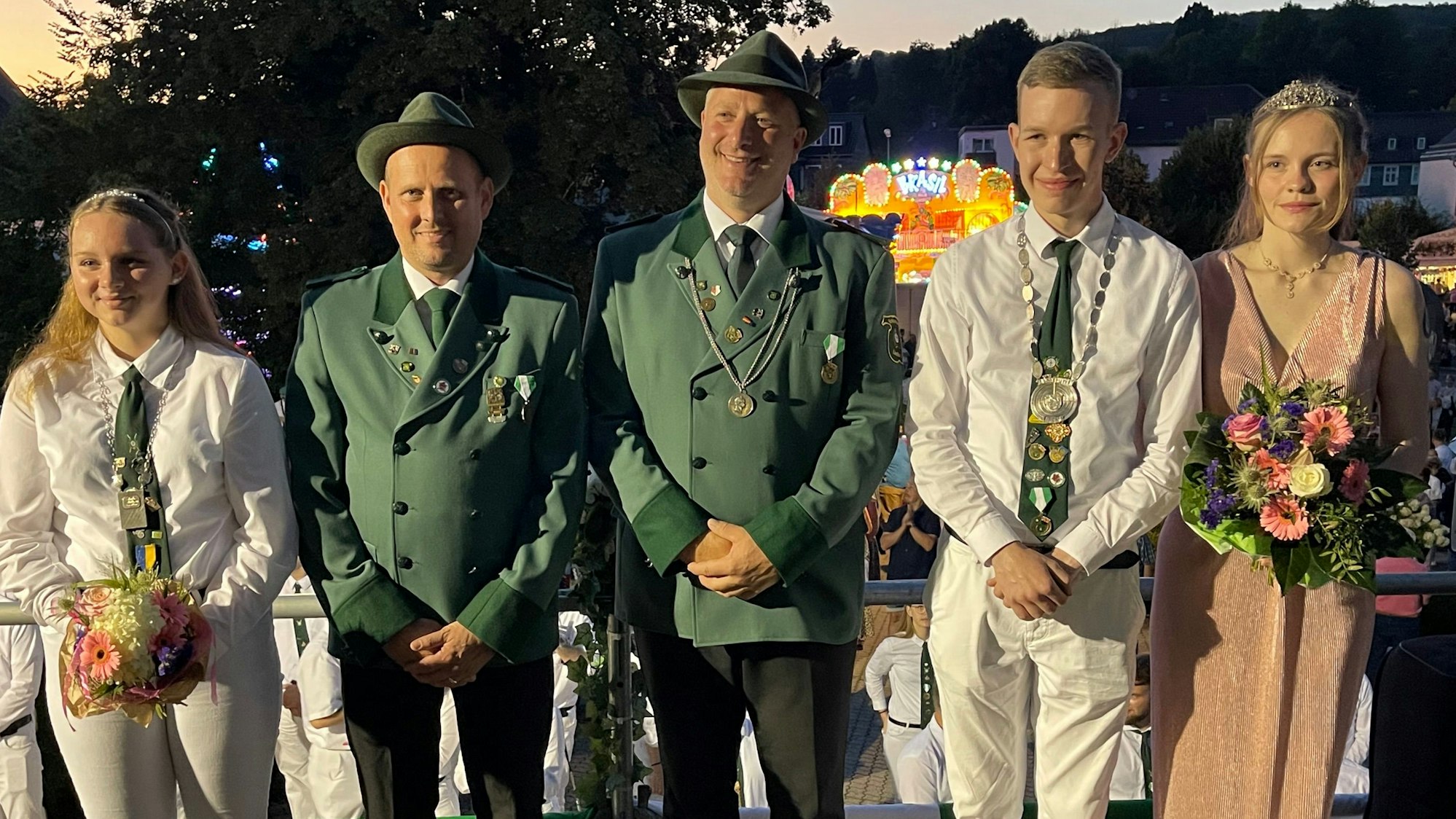 Die neuen Majestäten des Schützenvereins Lindlar (v.l.): Schülerprinzessin Lynn Hanta, Prinzgemahl Ralf Dresbach, König Andreas Loser, Prinz Kai Hachenberg und Prinzessin Marie Sprenger.