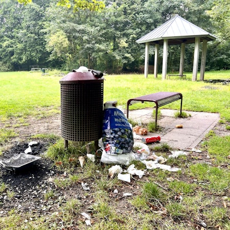 Übervolle Mülleimer wie hier am Sport- und Spielbereich an der Stresemannstraße sind den Jugendlichen ein Dorn im Auge.