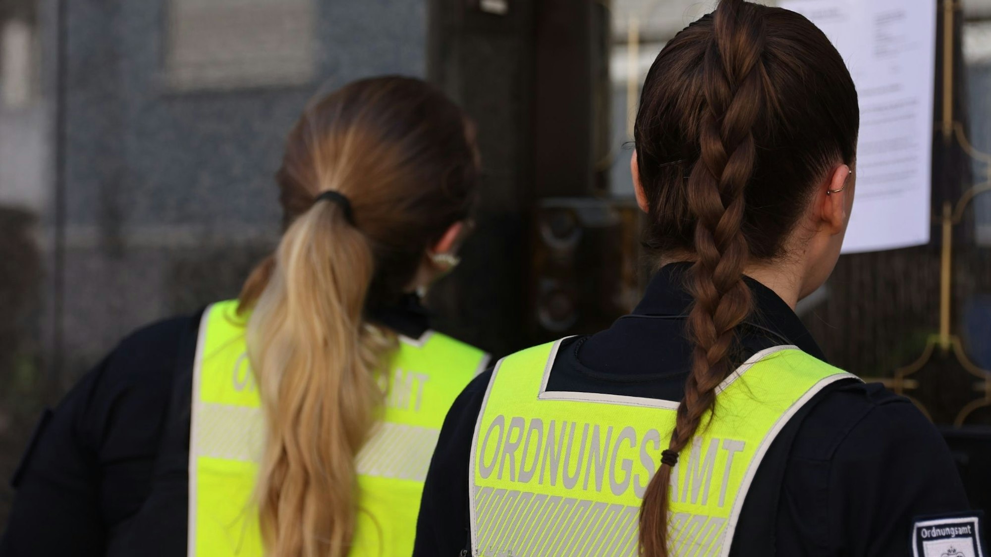 Mitarbeiterinnen des Ordnungsamtes beim Einsatz in Köln-Rodenkirchen.