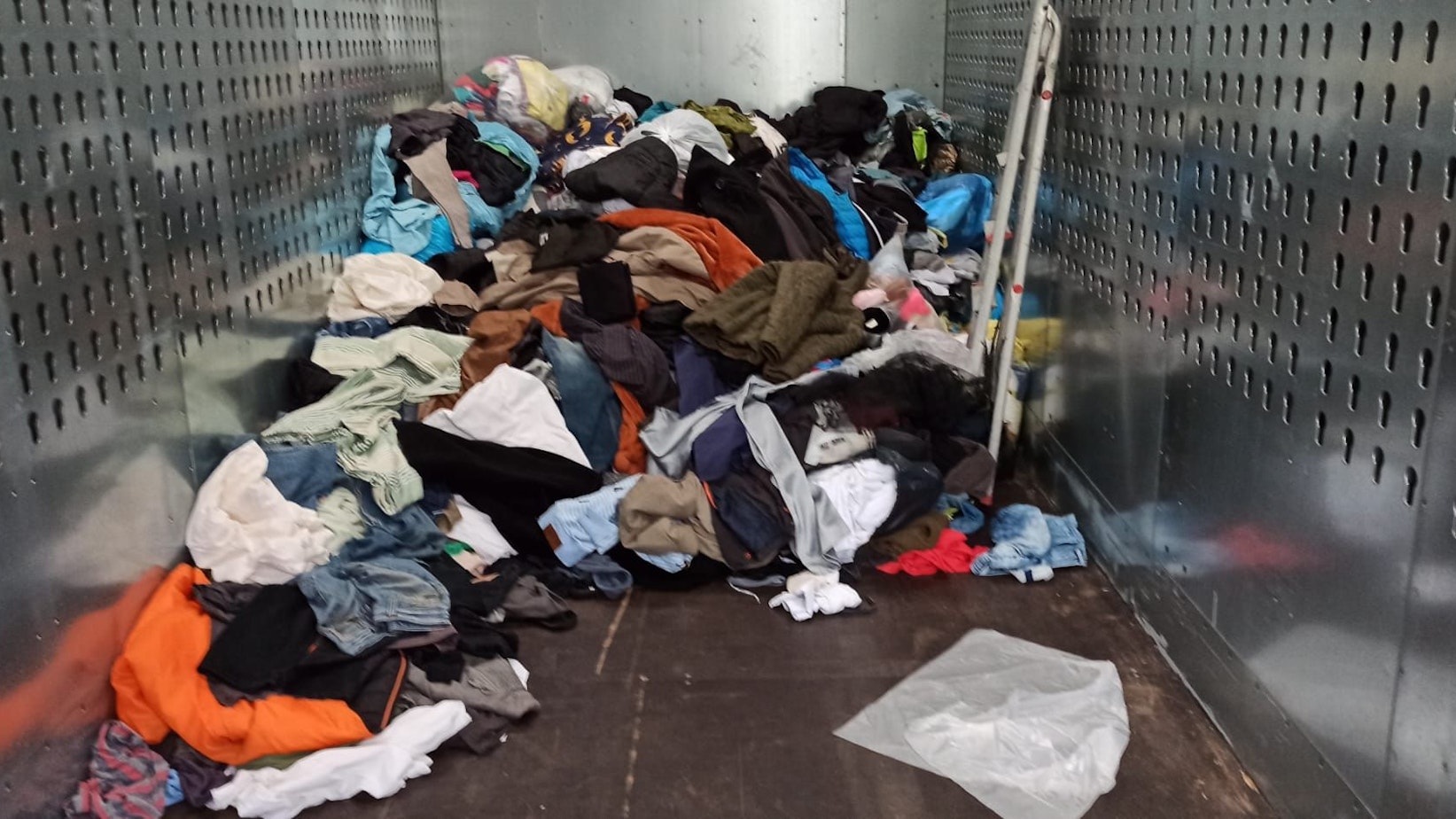 Einer der aufgebrochenen Altkleidercontainer des DRK-Ortsvereins.