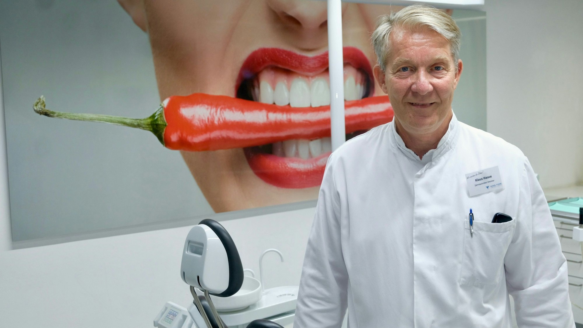 Ein Mann steht im weißen Kittel in einem Labor.