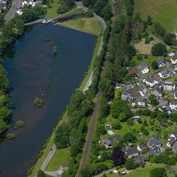 Die Stauanlage in Osberghausen aus der Luft aufgenommen.