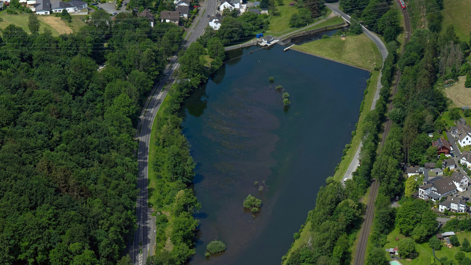 Die Stauanlage in Osberghausen aus der Luft aufgenommen.