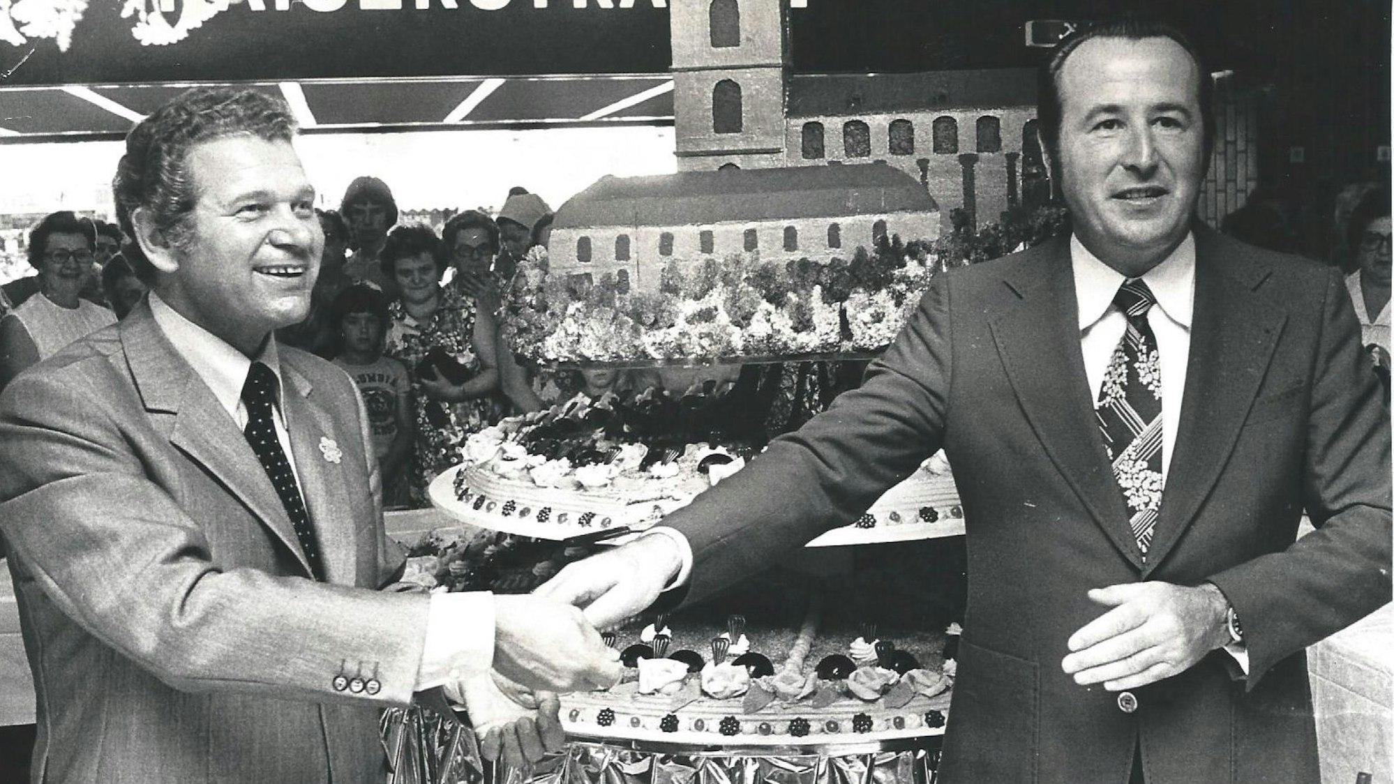 1975 gab es nach einem Jahr Kaufhof Kuchenverkauf mit Geschäftsführer Horst Gockel und Siegburgs Bürgermeister Adolf Herkenrath (rechts).