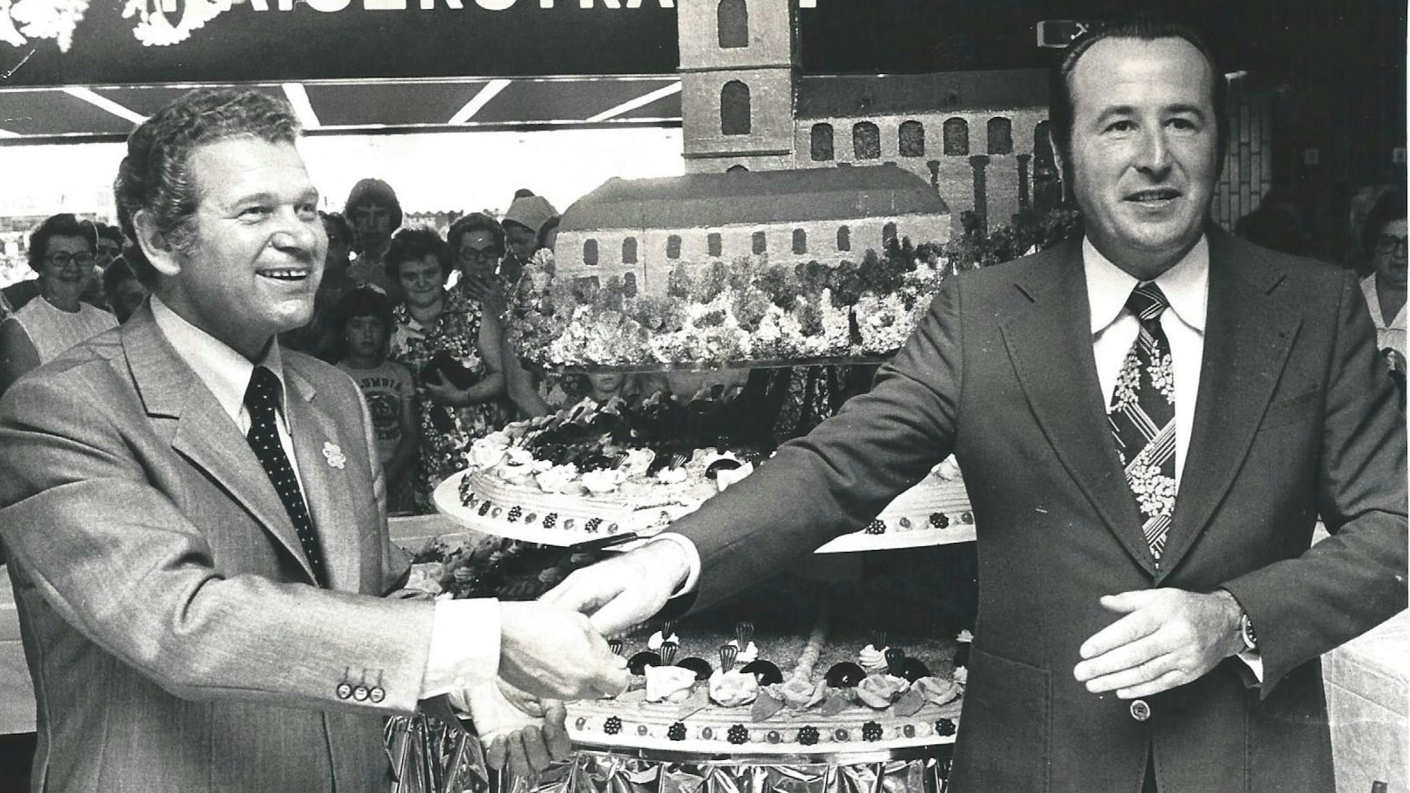 1975 gab es nach einem Jahr Kaufhof Kuchenverkauf mit Geschäftsführer Horst Gockel und Siegburgs Bürgermeister Adolf Herkenrath (rechts).