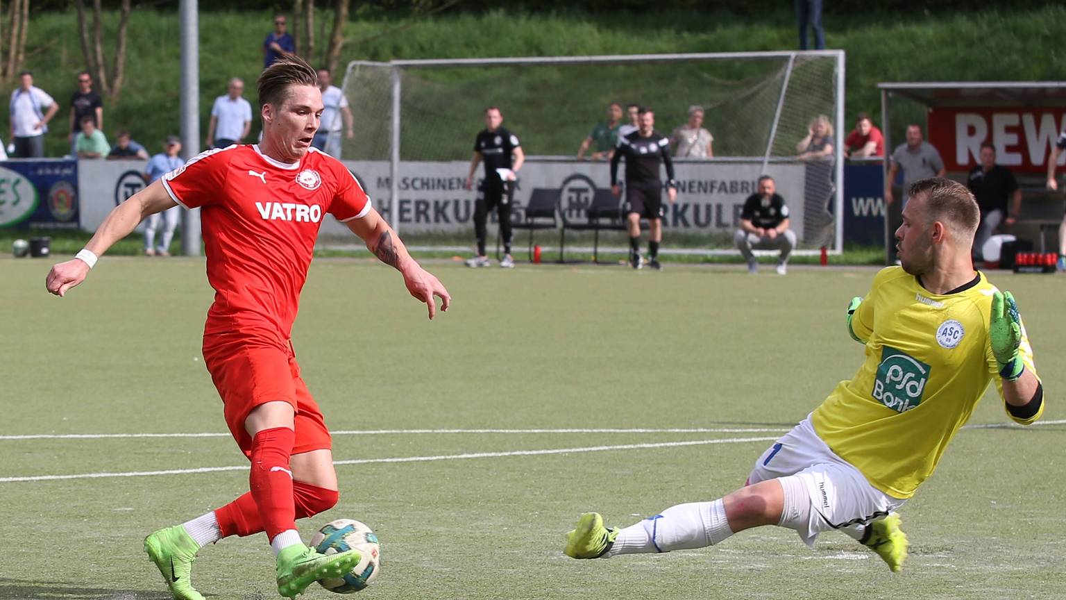 Norman Wermes (KM) li. gegen Torwart Jan Held (ASC) re. Fussball Oberliga Westfalen, 29. Spieltag, 1. FC Kaan-Marienborn - ASC 09 Dortmund, am 22.04.2018 in Siegen-Kaan-Marienborn/Deutschland. *** Norman Wermes KM li against Goalkeeper Jan Held ASC re Soccer Oberliga Westfalen 29 Round 1 FC Kaan Marienborn ASC 09 Dortmund on 22 04 2018 in Siegen Kaan Marienborn Germany