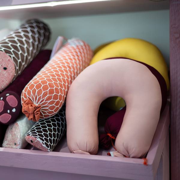 Kissen in Form von Würsten liegen im Ladengeschäft Aspik.store der Designerin Silvia Wald.