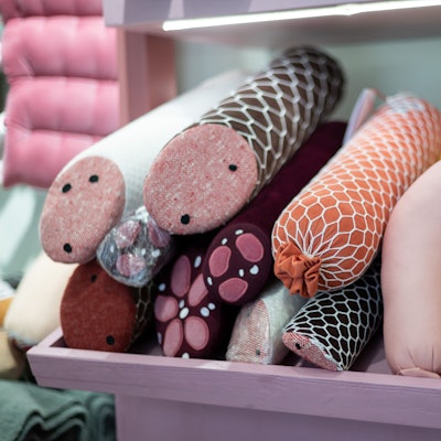 Kissen in Form von Würsten liegen im Ladengeschäft Aspik.store der Designerin Silvia Wald.