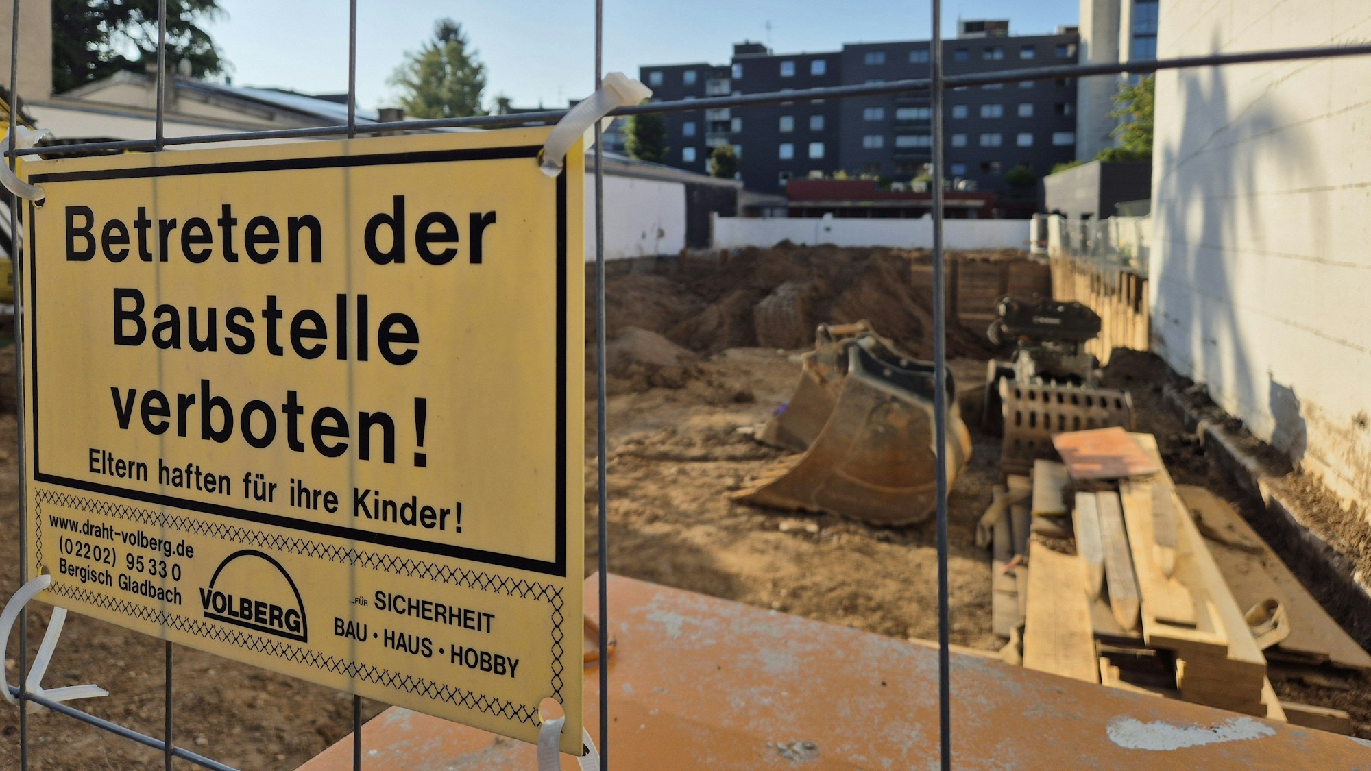 Blick auf die Baustelle. Vor der Entschärfung eines Bombenblindgängers aus dem Zweiten Weltkrieg in Köln müssen rund 6000 Menschen in einem Radius von 500 Metern den Gefahrenbereich verlassen.