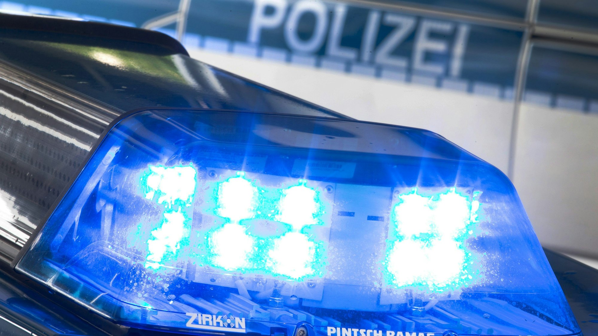 Das Bild zeigt ein Blaulicht auf einem Streifenwagen.
