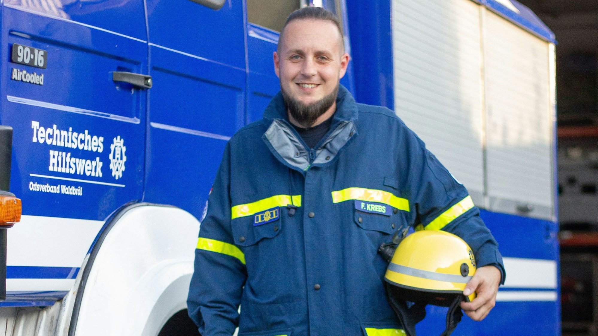 Hier trägt Florian Krebs, Ortsbeauftragter des THW in Waldbröl, die alte, jetzt ausgemusterte Montur.