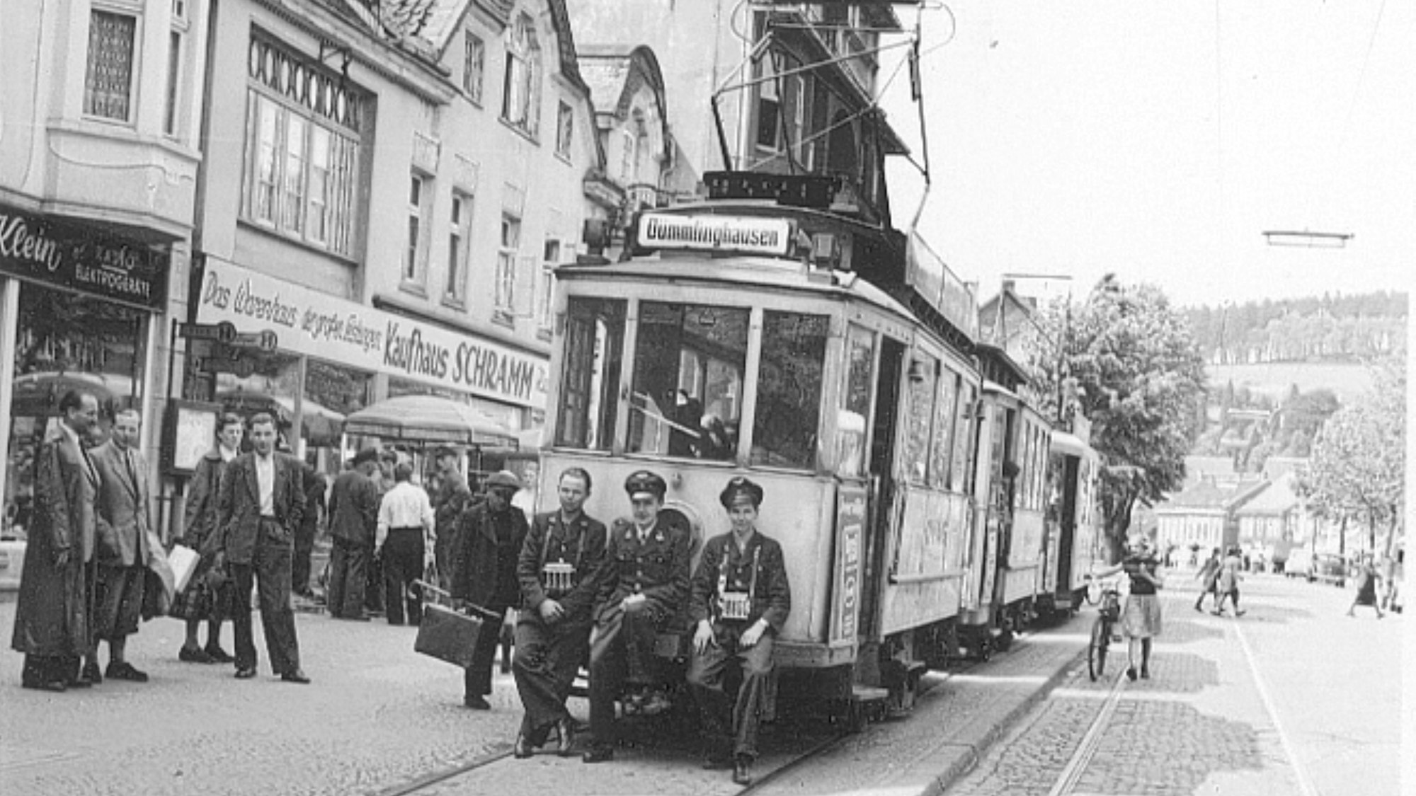 Ein historisches Bild einer geschmückten Straßenbahn.