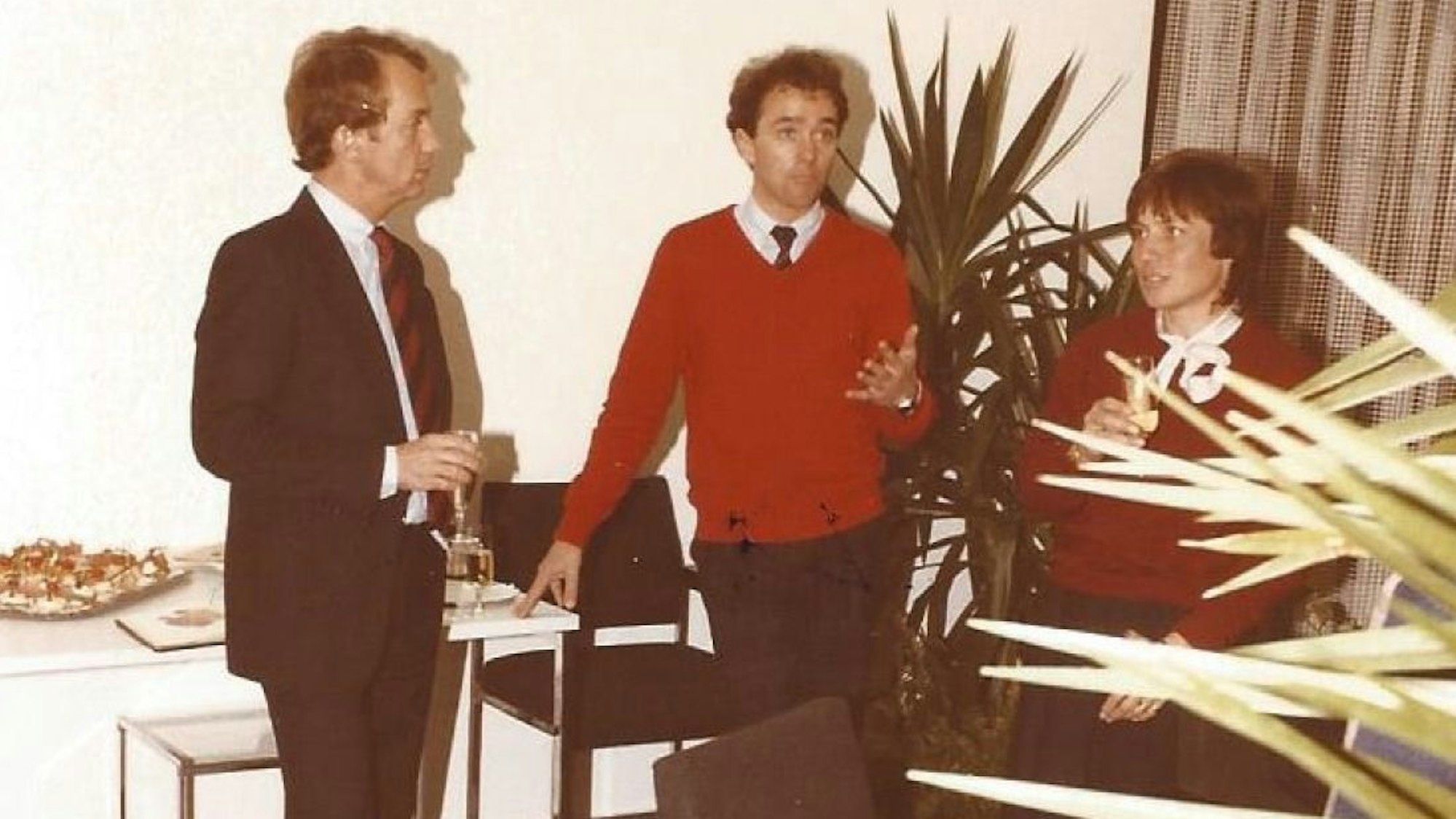 Warenhaus-Chef Dreker (links) bei einer Autogrammstunde mit Christian Neureuther und Rosi Mittermeier.