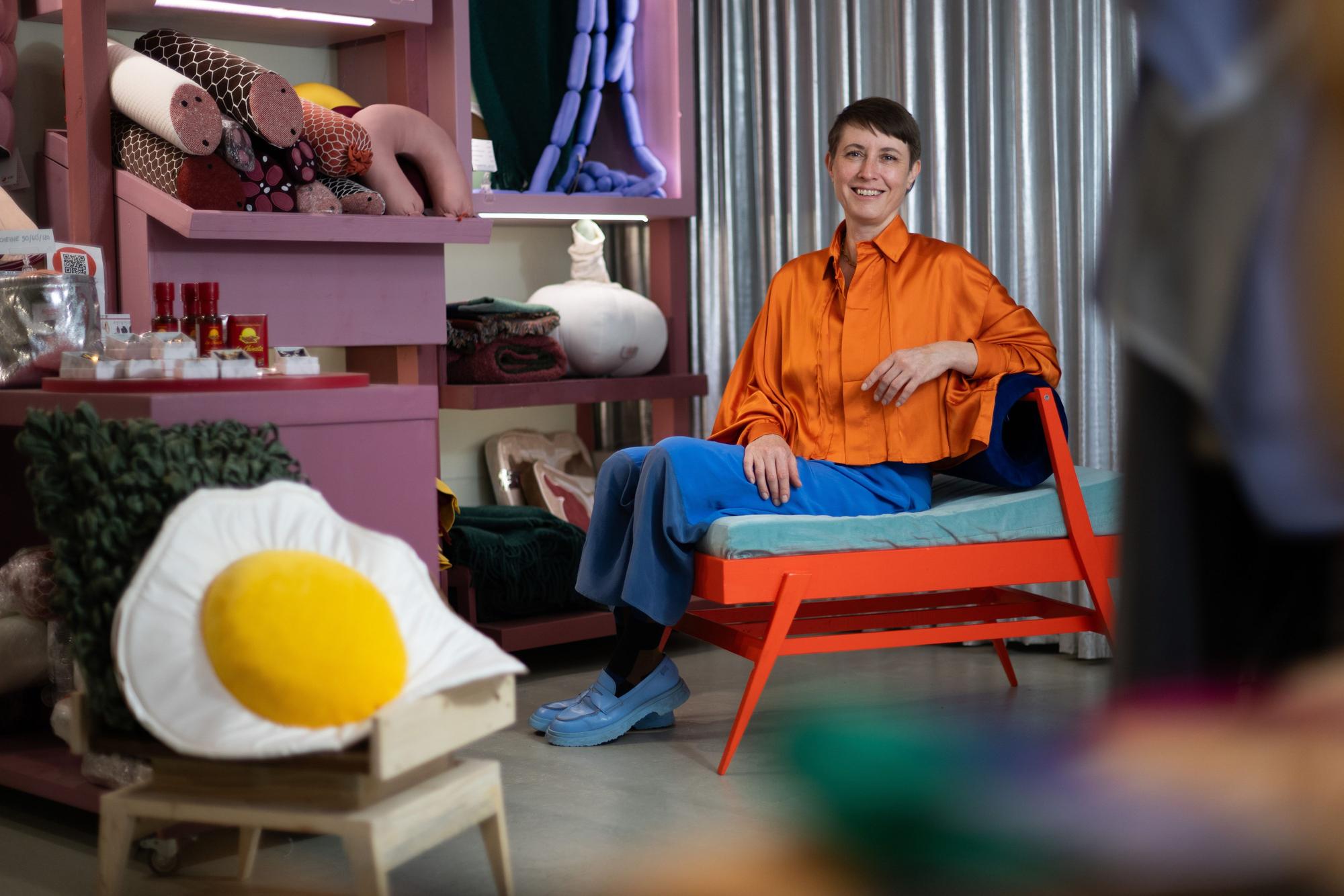 Designerin Silvia Wald, Gründerin des Labels Aufschnitt Berlin sitzt in ihrem Ladengeschäft Aspik.store.