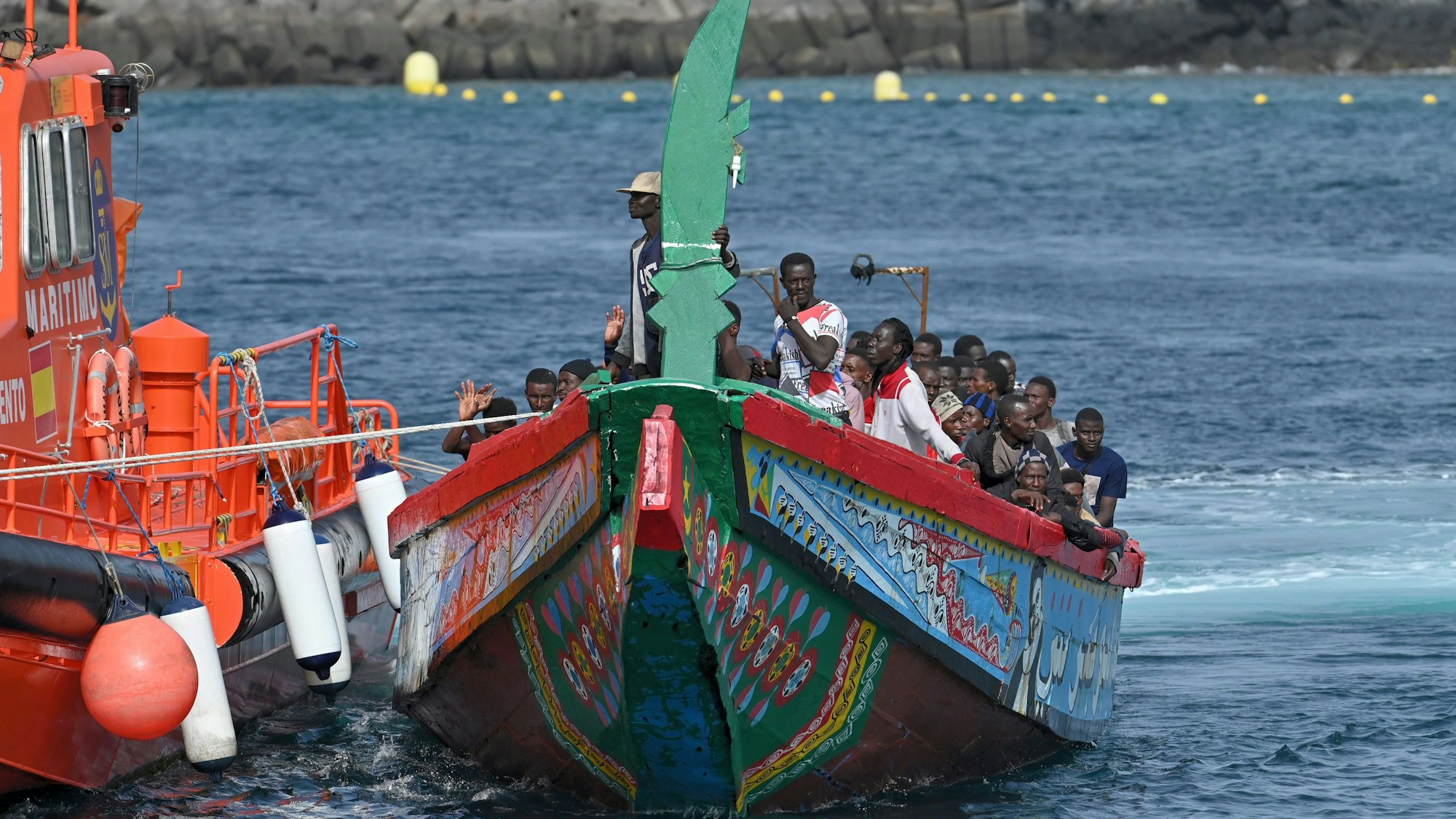 Bootsflüchtlinge aus Afrika landen auf der Kanaren-Insel El Hierro: Die meisten Migranten kommen aber aus Lateinamerika nach Spanien.