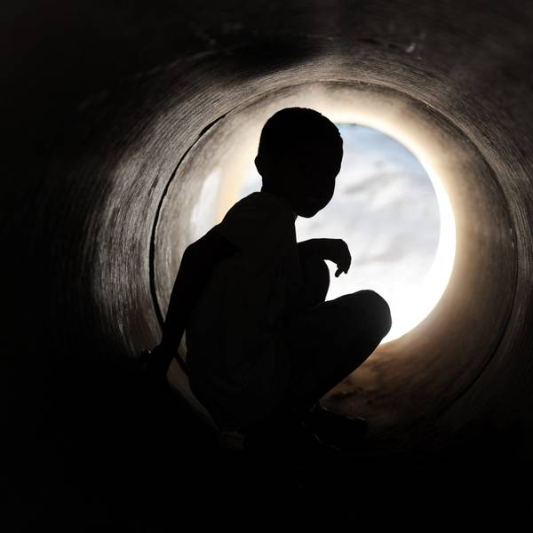 Raus aus dem Loch: Eltern können ihrem Kind helfen, eine depressive Erkrankung zu überwinden.