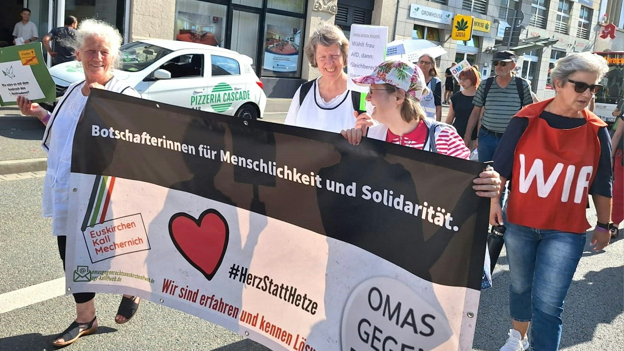 Beim Demonstrationszug vom Landtag durch die Innenstadt zur Staatskanzlei von Erfurt gehen Waltraud Forner, Angelika Steinschulte und Marion Lenertz mit und tragen ein Banner von den Omas gegen Rechts.
