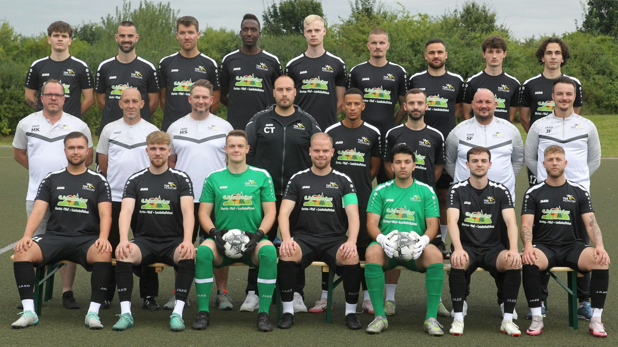 Luca Leon Viola (oben, von links), Robin Tomiczek, Aaron Wieland, Olivier Sebudandi, Simon Krämer, Danny Matzdorf, Ilias Merzouk, Kilian Schmied, Ioannis Simeonidis, Abteilungsleiter Martin Krämer (Mitte, von links), Co-Trainer Samir Bahri, Betreuer Martin Schwanke, Medienbeauftragter Christoph Tiroux, Nachwone Zio, Lindit Gashi, Co-Trainer Sascha Fälber, Trainer Julian Fälber, Marc Wolf (unten, von links), Nico Schönborn, Jens Born, Maximilian Orth, Elias Dresen, Jonathan Partheil und Noah Pfeil vom TuS Mondorf.