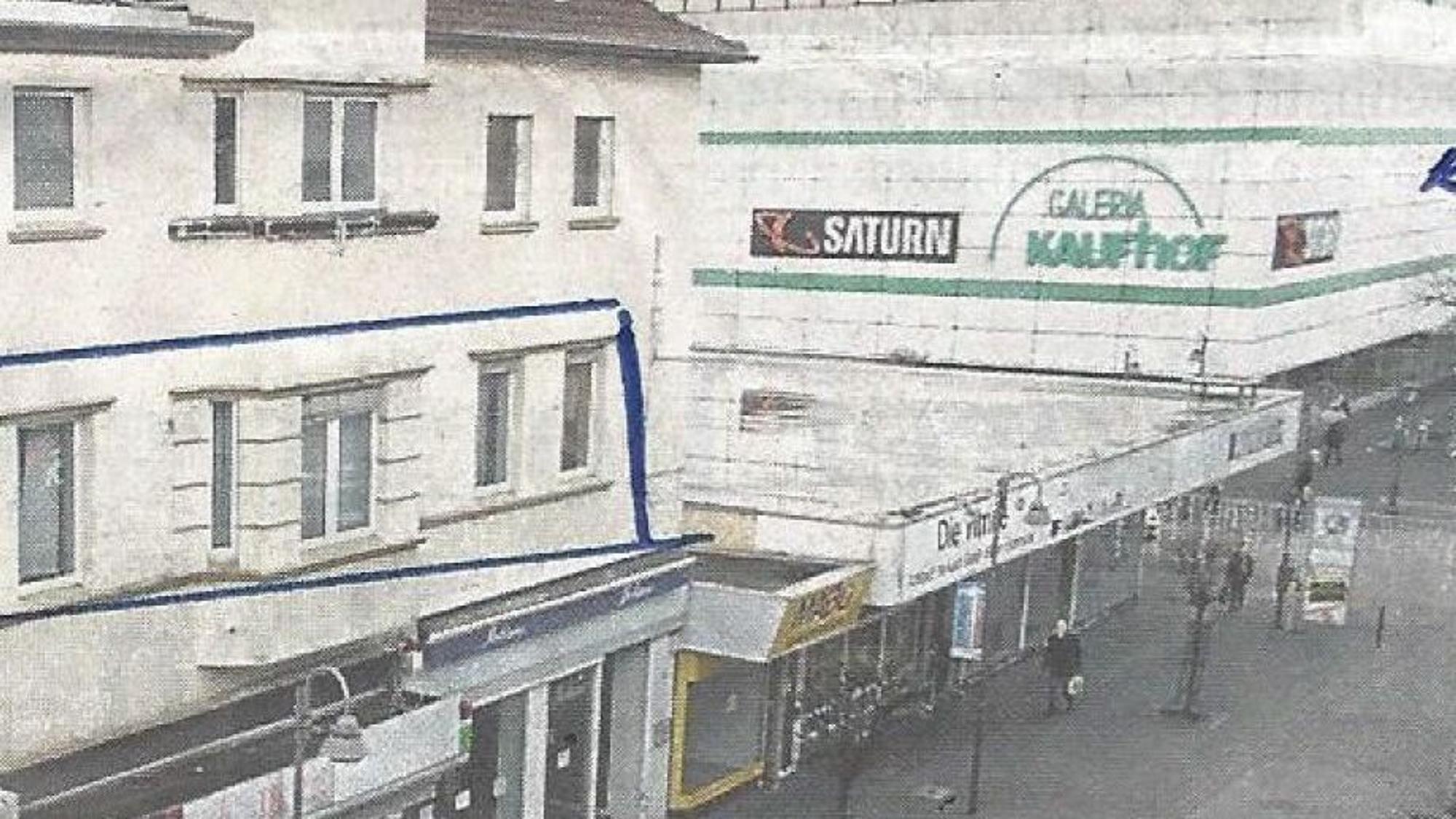 In dem mittlerweile abgerissenen Gebäude (links) war ab dem 1. April 1974 in der ersten Etage die provisorische Führung des Kaufhauses untergebracht. Hier wurden die Abteilungsleiter und das Personal ausgesucht.