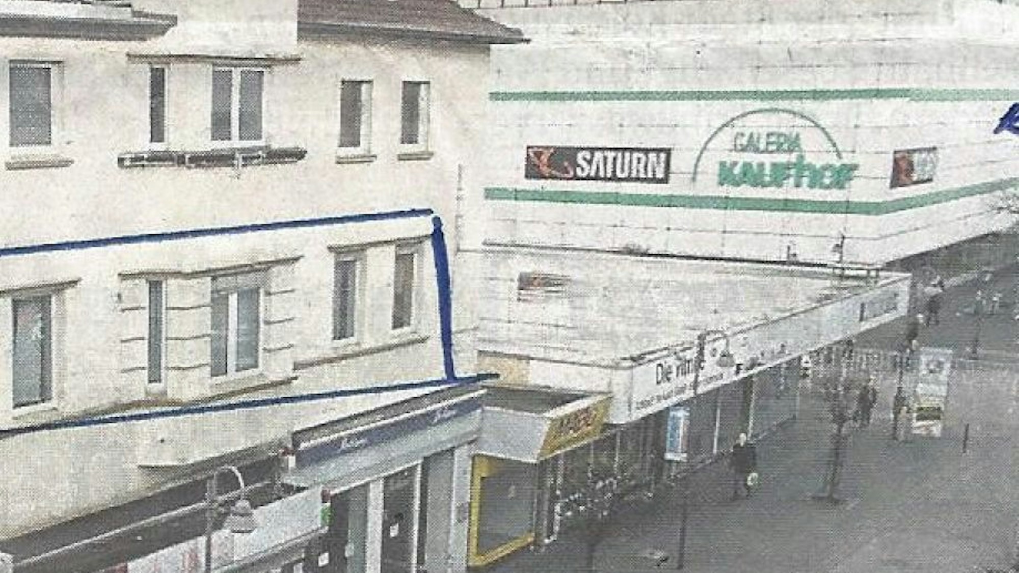 In dem mittlerweile abgerissenen Gebäude (links) war ab dem 1. April 1974 in der ersten Etage die provisorische Führung des Kaufhauses untergebracht. Hier wurden die Abteilungsleiter und das Personal ausgesucht.