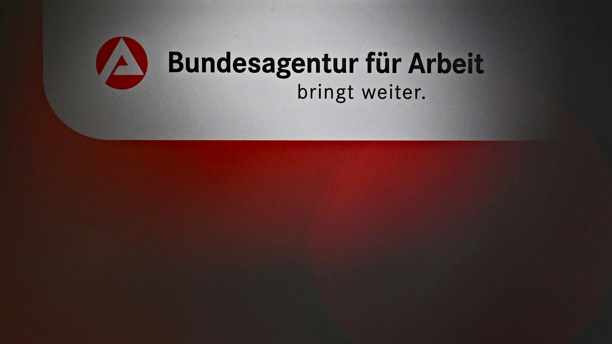 Blick auf das Logo der Bundesagentur für Arbeit.