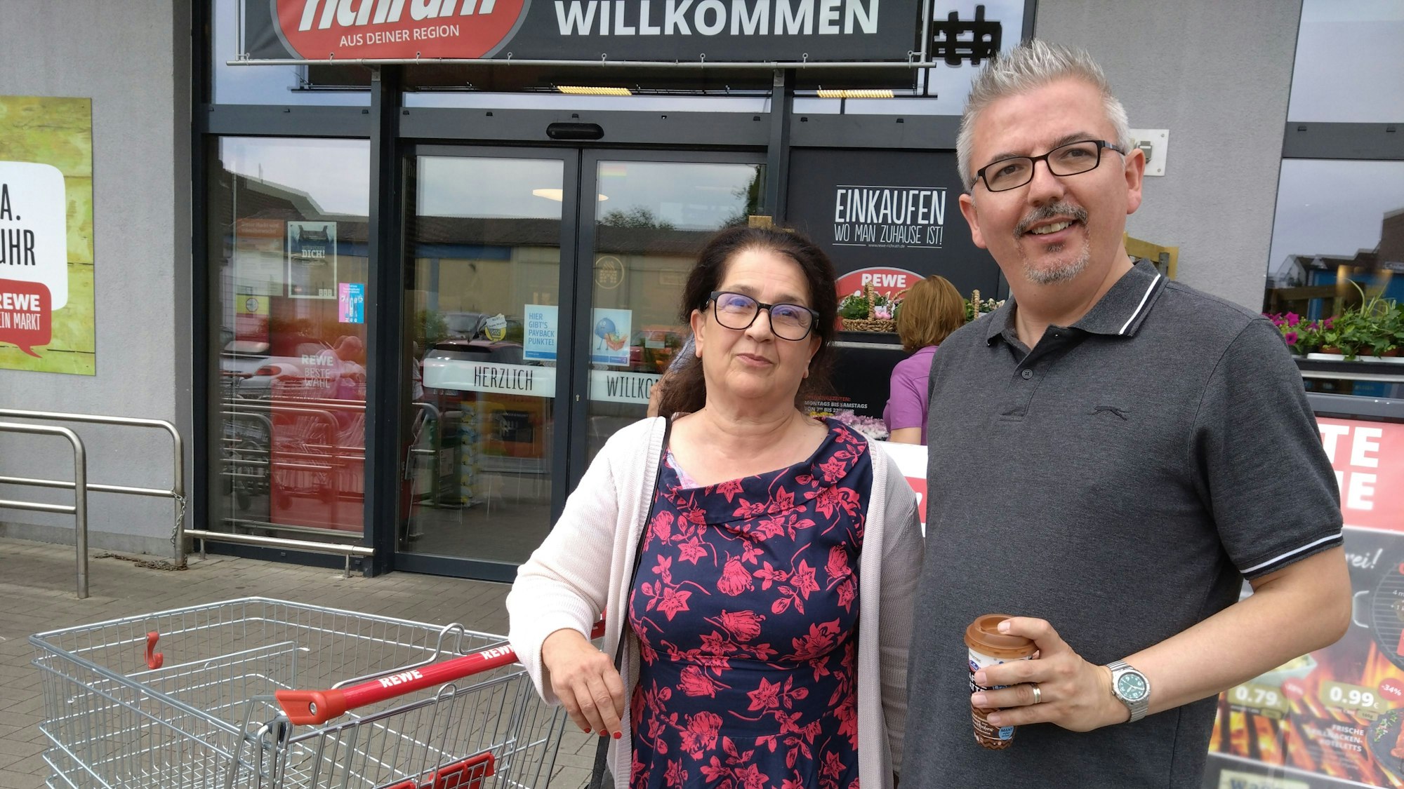 Die Stadtverordneten Annetta Ristow und David Held vor dem Rewe in Brüggen.