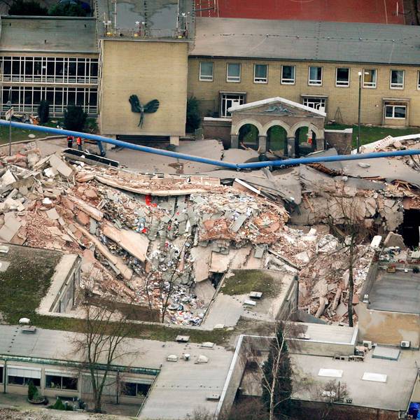 Trümmer liegen am 4. März 2009 an der Einsturzstelle des Kölner Stadtarchivs.