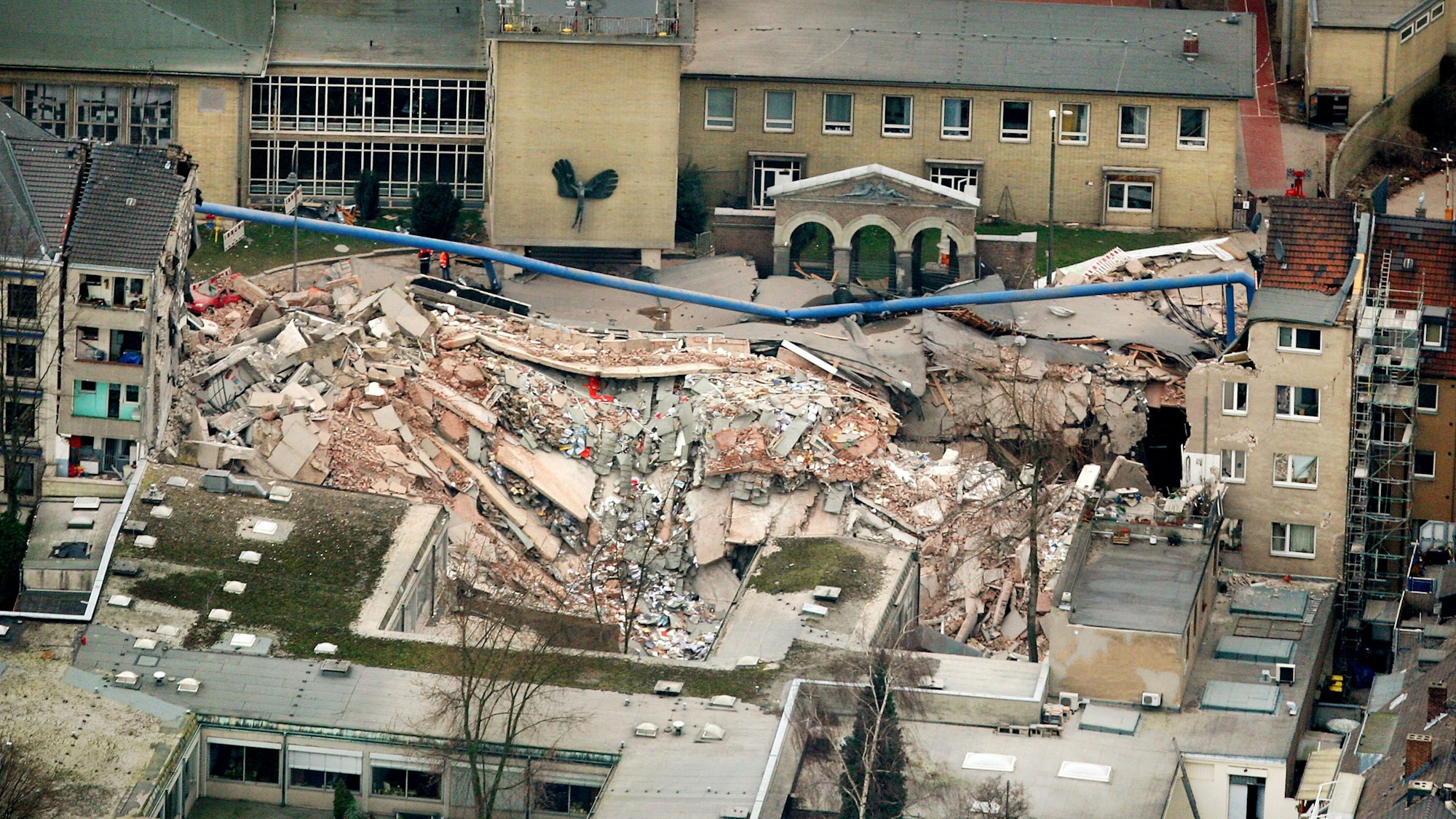 Trümmer liegen am 4. März 2009 an der Einsturzstelle des Kölner Stadtarchivs.