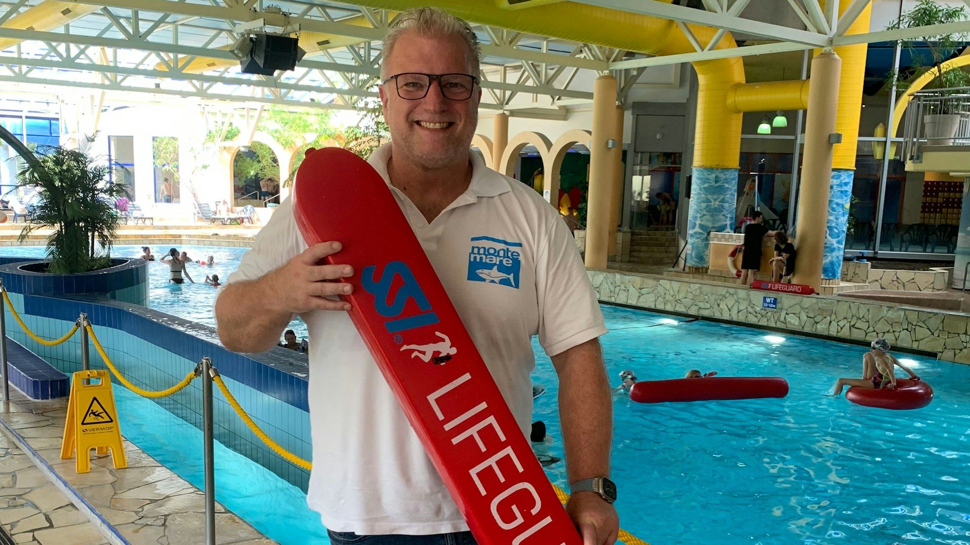 Peer Schwetzler, Geschäftsführer des "monte mare" Freizeitbads in Rheinbach, ist ausgebildeter Rettungsschwimmer.