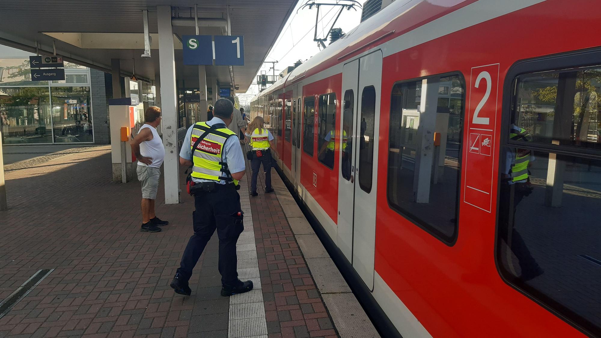Auf dem Foto ist ein Bahnsteig am Bahnhof Horrem zu sehen.