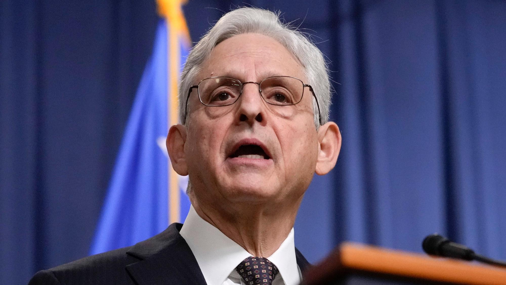 Merrick Garland, Justizminister der USA, spricht während einer Pressekonferenz im Justizministerium.