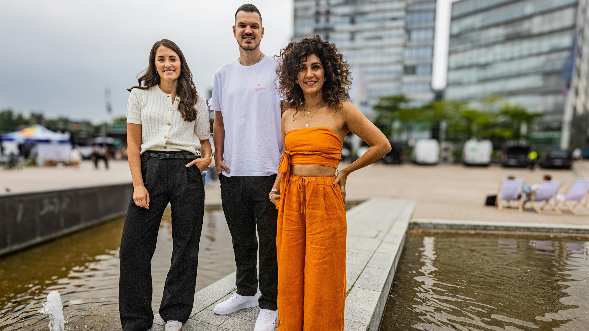 Kölner Kandidatin Belen Kobe (l.), Geschäftsführer von Miss Germany Max Klemmer und amtierende Miss Germany Apameh Schönauer bei der Castingtour im Mediapark.