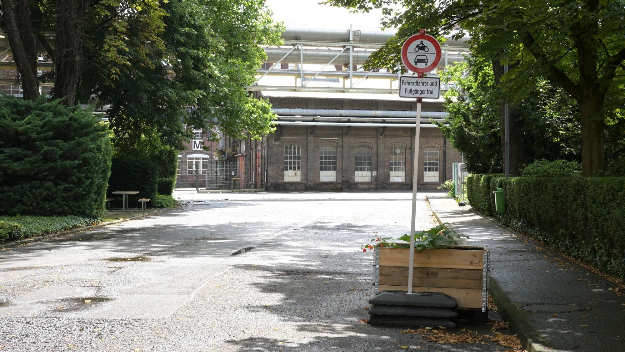 Eine kleine Auswahl von Schildern und kniffeligen Situationen für Fahrradfahrer zwischen Gronau und Heidkamp.