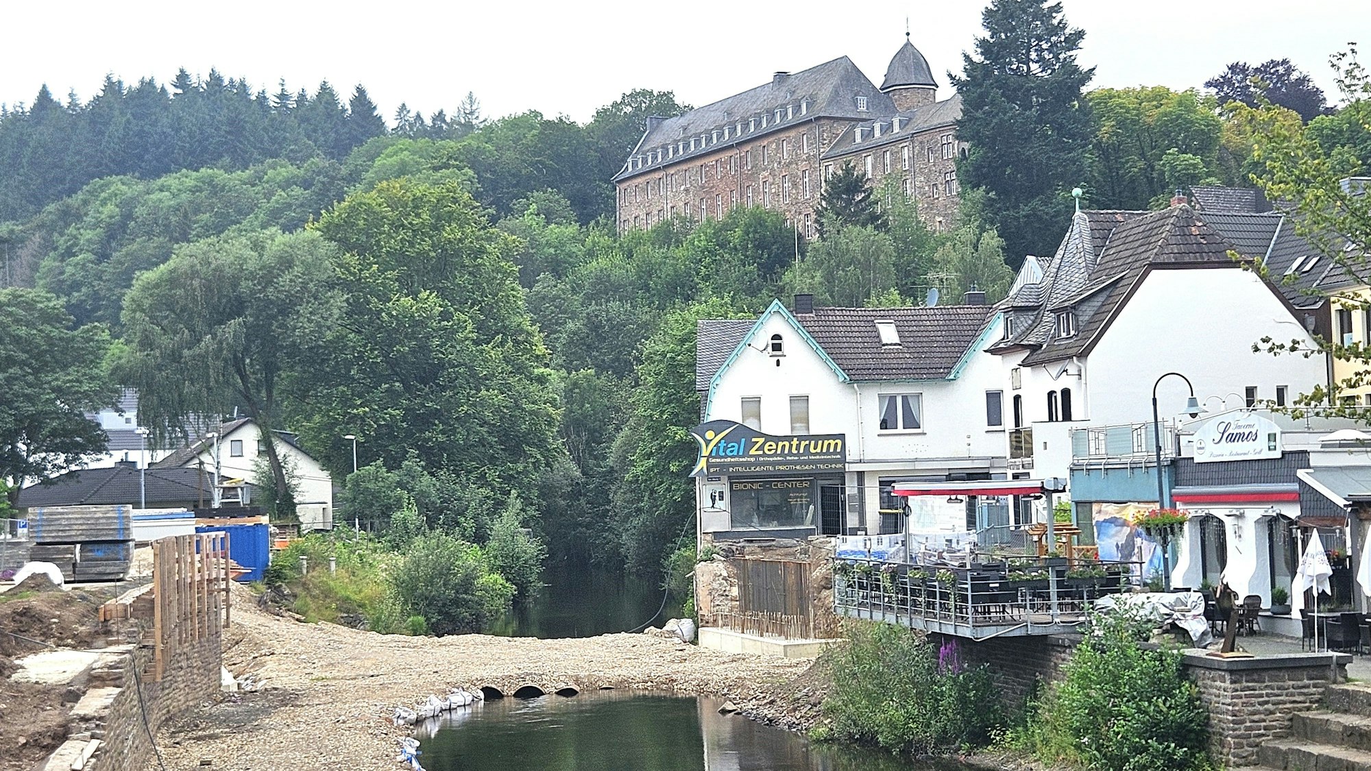 Blick auf die Furt, die aus Kies besteht. Im Hintergrund ist das Schleidener Schloss zu sehen.