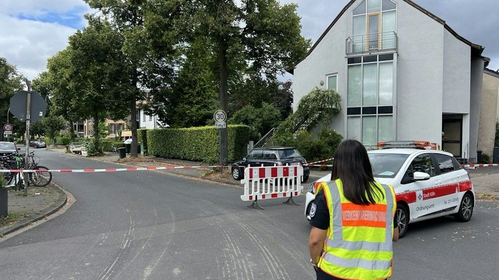 Die Absperrung in Lindenthal, Freiligrathstr. Ecke Gleueler