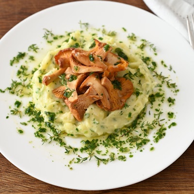 ILLUSTRATION - Das Spiel mit den Texturen: Die relativ knackigen Pfifferlinge werden auf einem schön cremigen Bett aus Kartoffelpüree platziert.