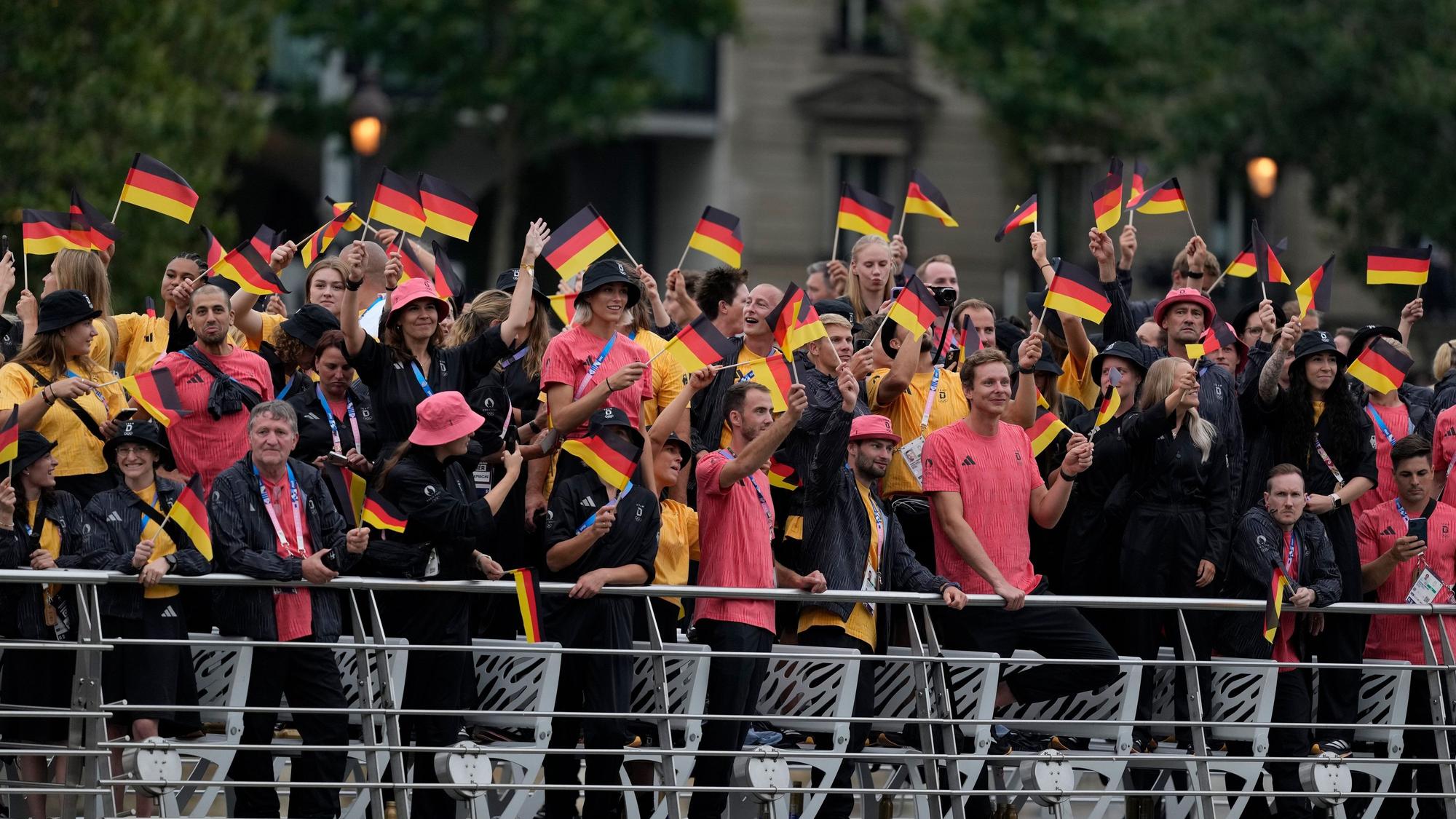 Auf Schiffen präsentierten die die Sportlerinnen und Sportler der verschiedenen Nationen während der Eröffnungsfeier in Paris. Am Montag werden viele von ihnen in Köln empfangen.+