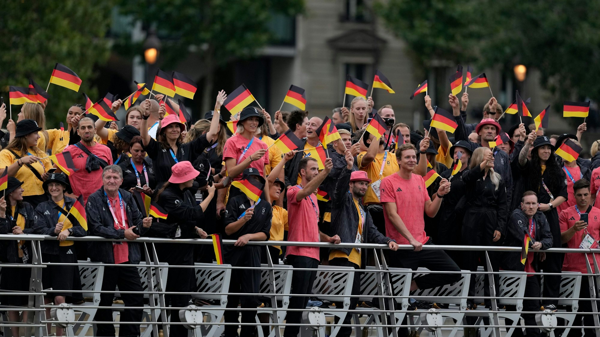 Auf  Schiffen präsentierten die die Sportlerinnen und Sportler der verschiedenen Nationen während der Eröffnungsfeier in Paris. Am Montag werden viele von ihnen in Köln empfangen.+