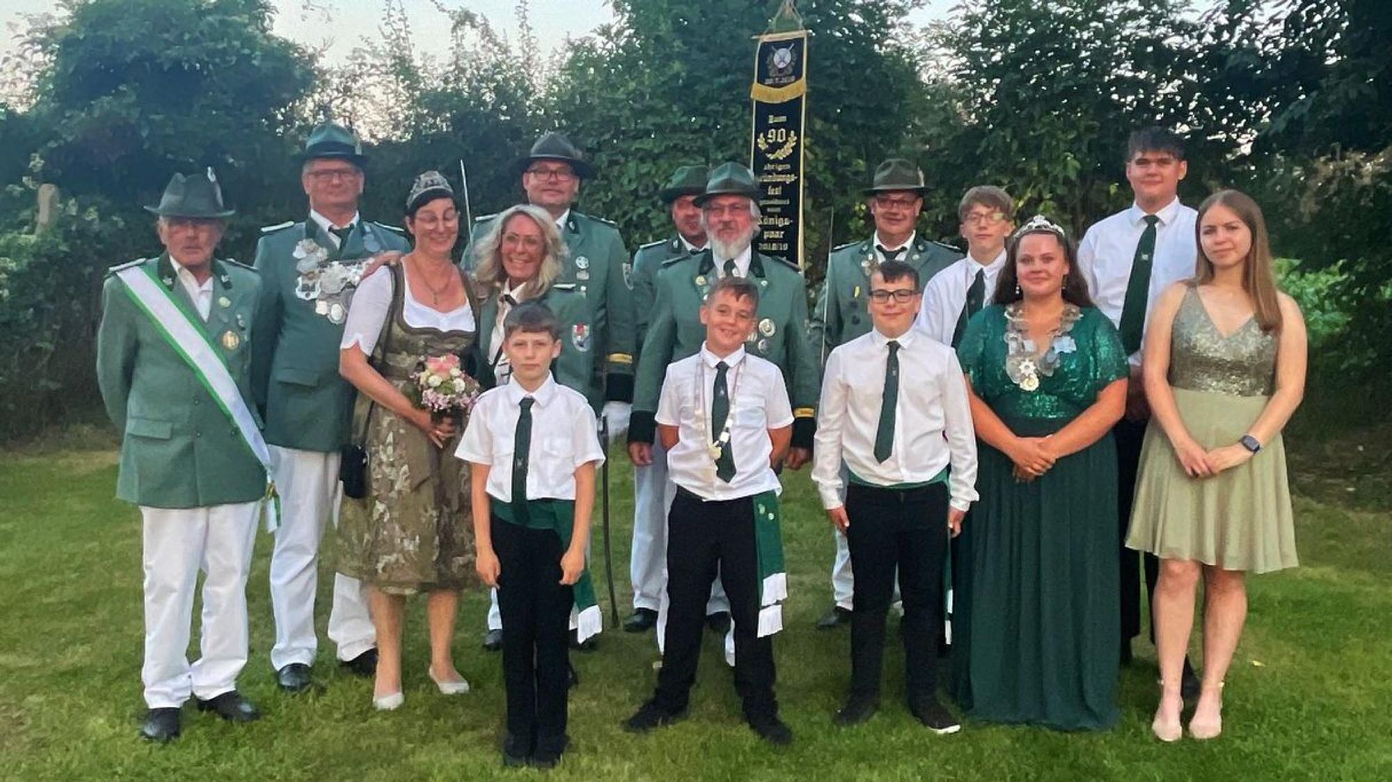 Die Schützen aus Schwerfen haben sich zum Gruppenbild aufgestellt.