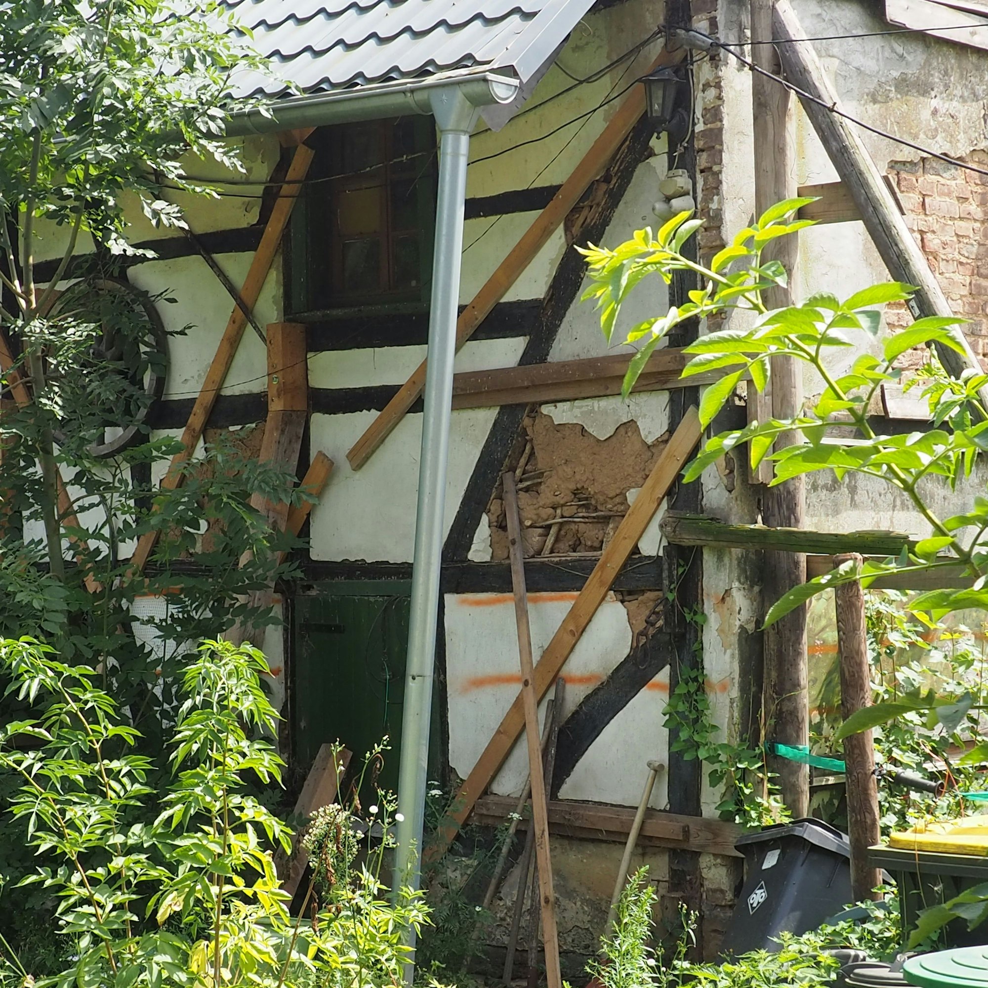 Der Mühlenhof drei Jahre nach der Flut. Im Fachwerk des Hauses, das unter Denkmalschutz steht, klaffen Löcher.