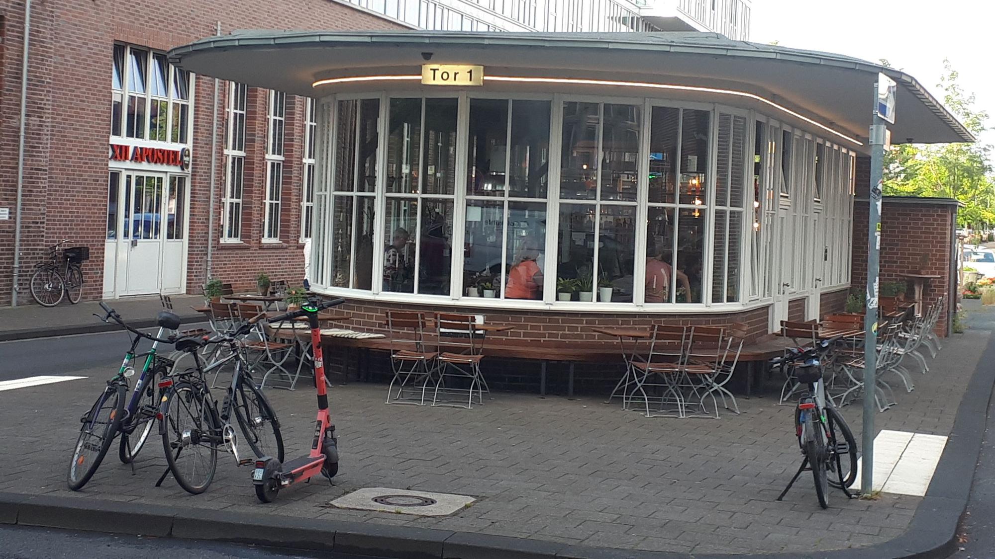 Das Bistro im früheren Clouth-Werkstor 1